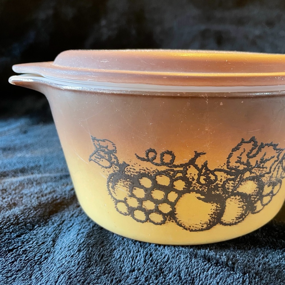 Pyrex Orchard Print Cinderella Round Bowl (#473)  with Lid.